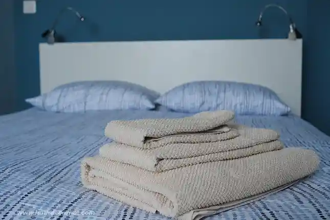 Bedroom view showing the 2 persons bed and guests towels